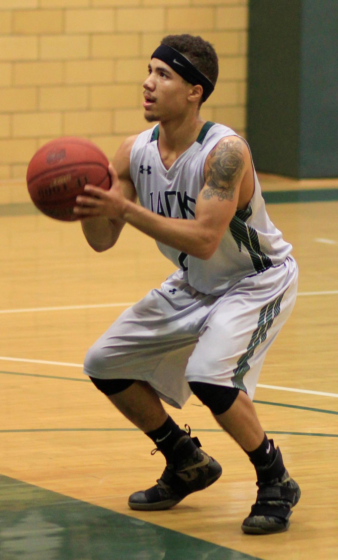 Men's Basketball Opens Season 2-0